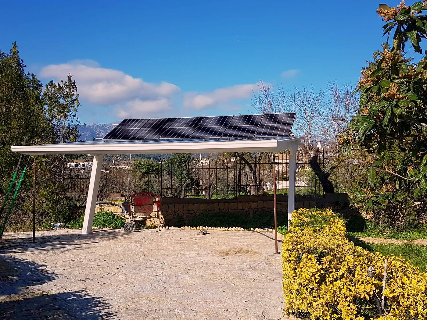 Solar-Pergola mit Photovoltaikmodulen im Garten eines Hauses, eine unserer Eigenverbrauchsanlagen auf Mallorca