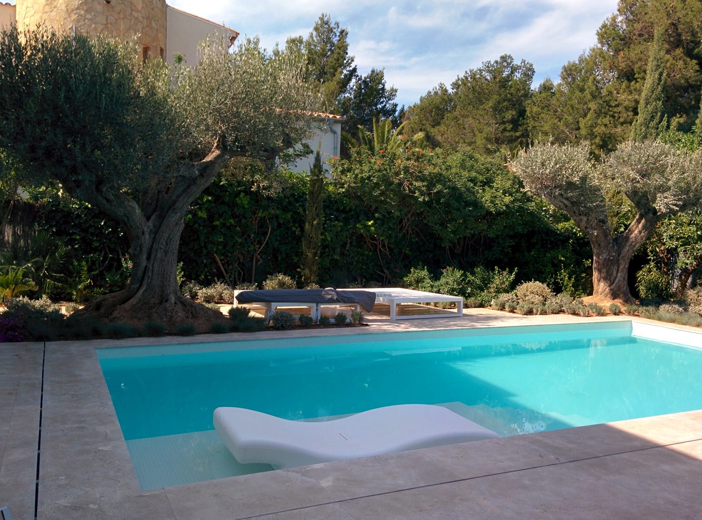 Pool einer Villa auf Mallorca mit jahrhundertealten Olivenbäumen nach der Renovierung mit JSL-Installationen