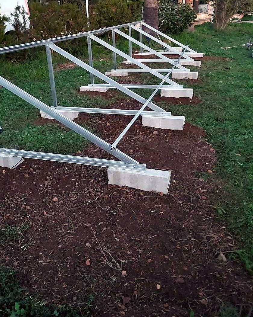 Estructura de aluminio sobre lastres de hormigón, lista para recibir las placas solares, en el terreno de una casa de campo de Mallorca