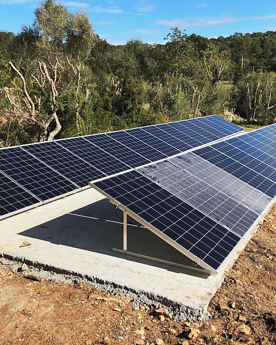 Placas solares sobre estructura en suelo entre olivos, instalación de JSL en Mallorca