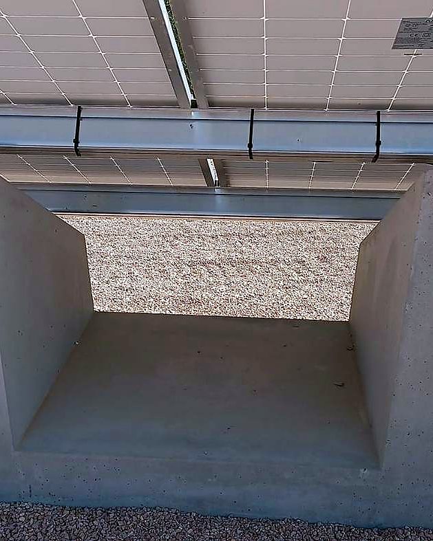 Placas solares apoyadas en un lastre de hormigón sobre una azotea de grava, sin taladrar la cubierta, montadas por JSL en Mallorca