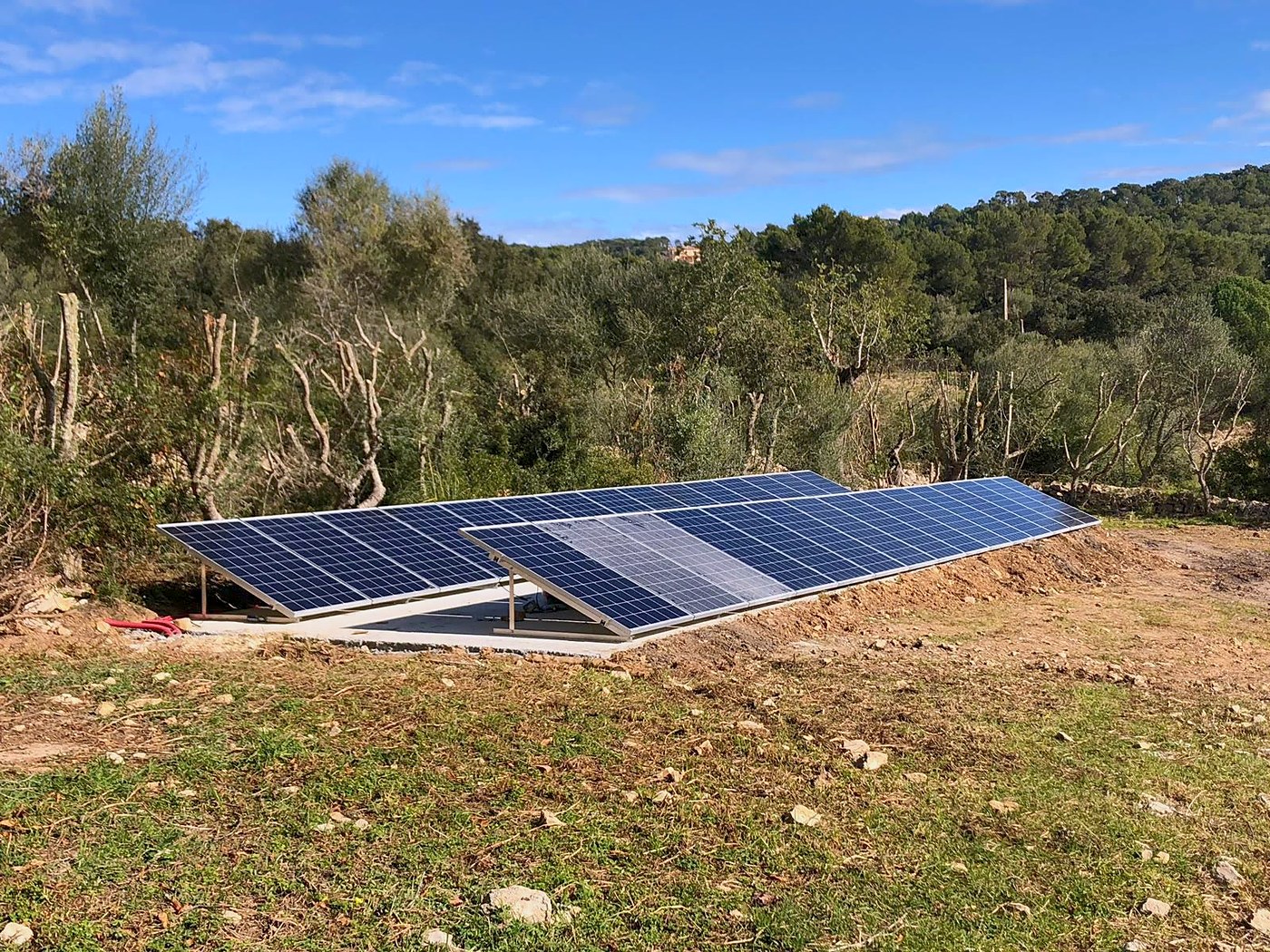 Placas solares sobre estructura en suelo en una finca de monte, una instalación nuestra en Mallorca