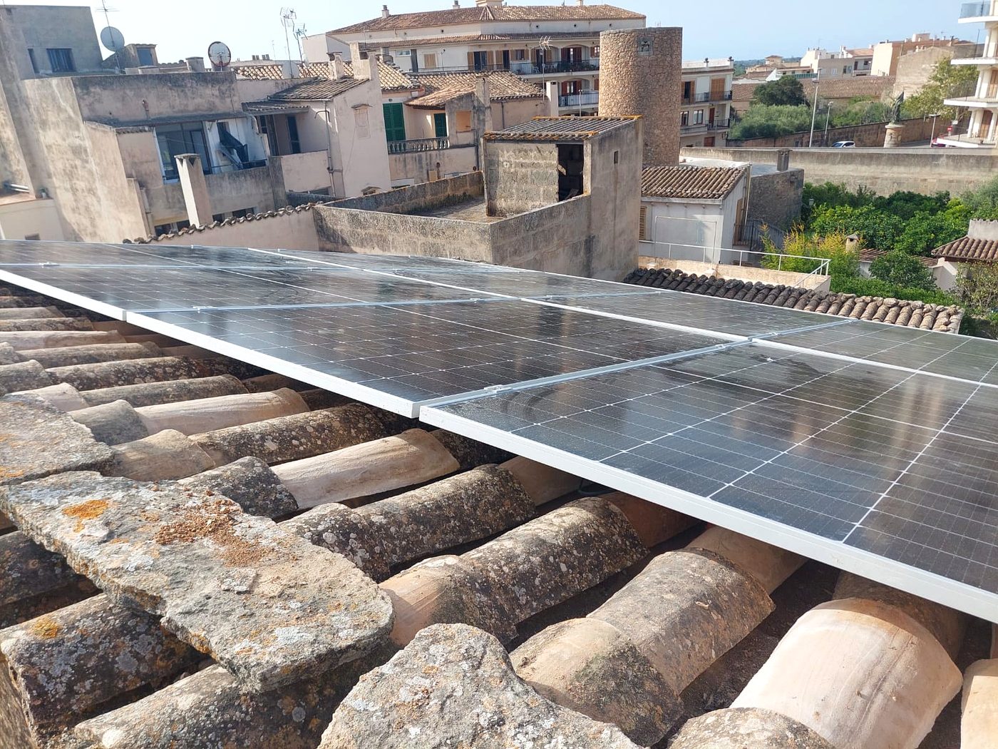 Placas solares integradas en el tejado de teja árabe de una villa en Mallorca realizadas por JSL