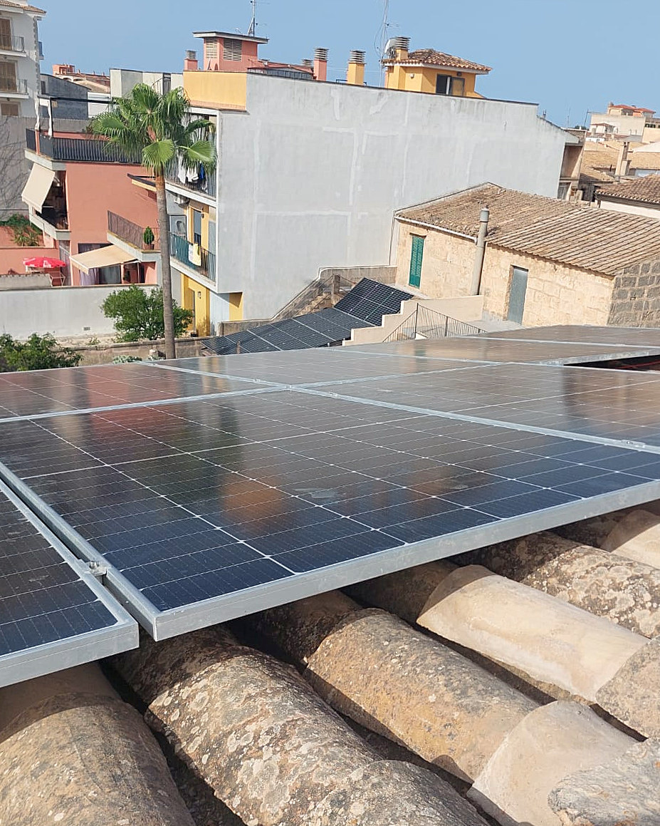Placas solares coplanares sobre un tejado de teja árabe en un pueblo de Mallorca, instalación de JSL