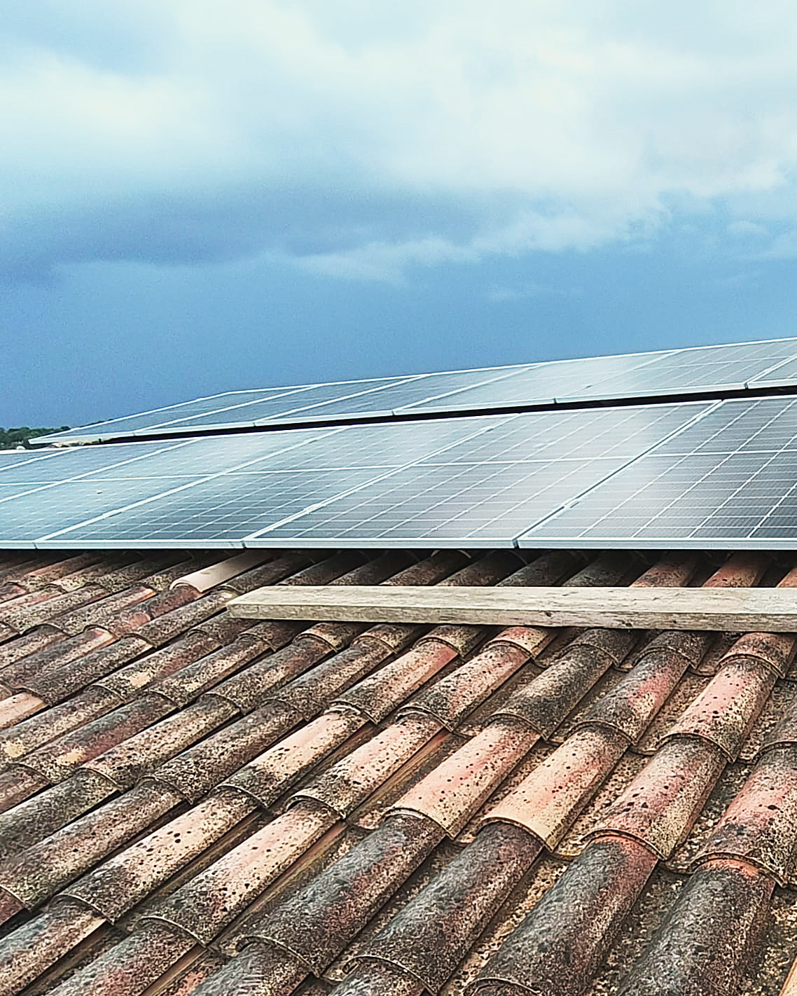 Placas solares coplanares sobre un tejado de teja, una instalación nuestra en Mallorca