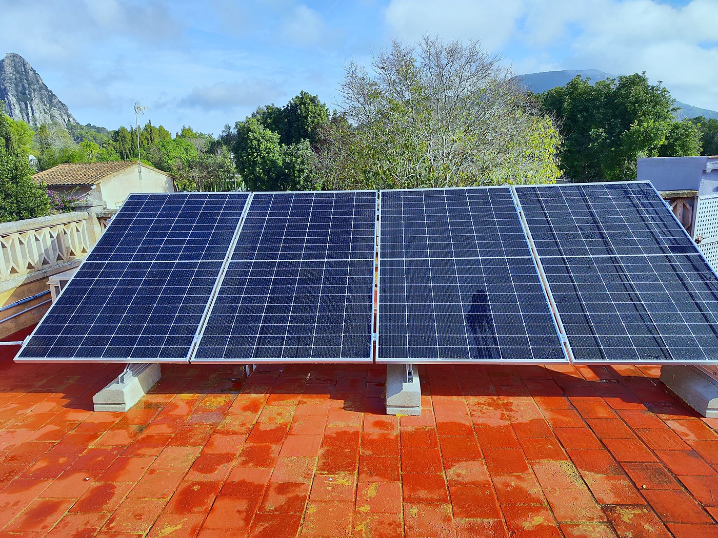 Placas solares sobre estructura inclinada en una terraza de baldosa, instalación nuestra en Llucmajor