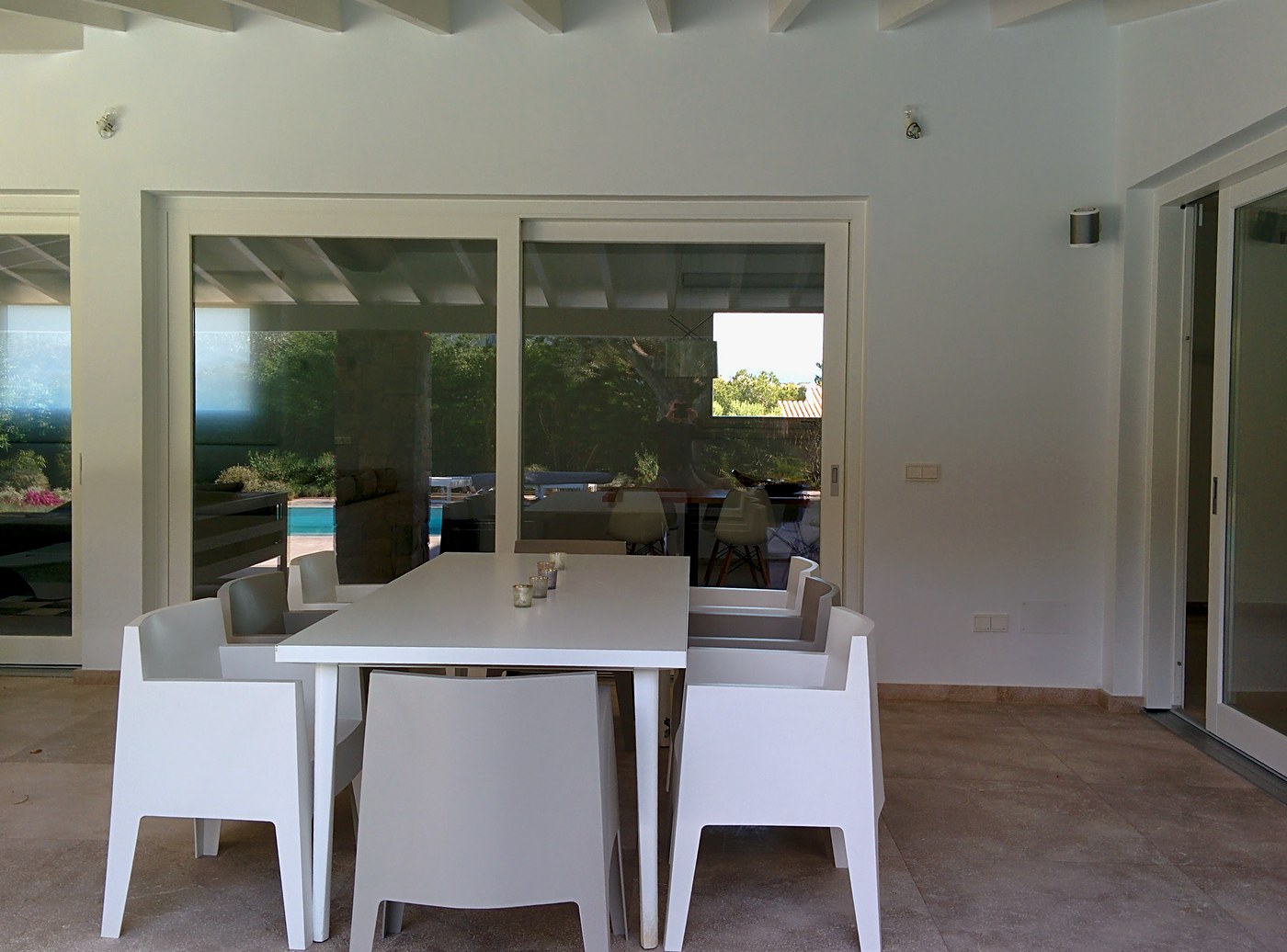 Porche cubierto con comedor exterior en una villa de Mallorca con instalaciones nuestras