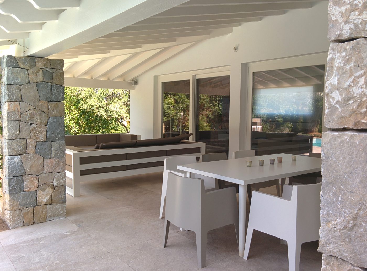 Veranda einer Villa auf Mallorca mit Steinsäulen und Außenbeleuchtung, installiert von JSL