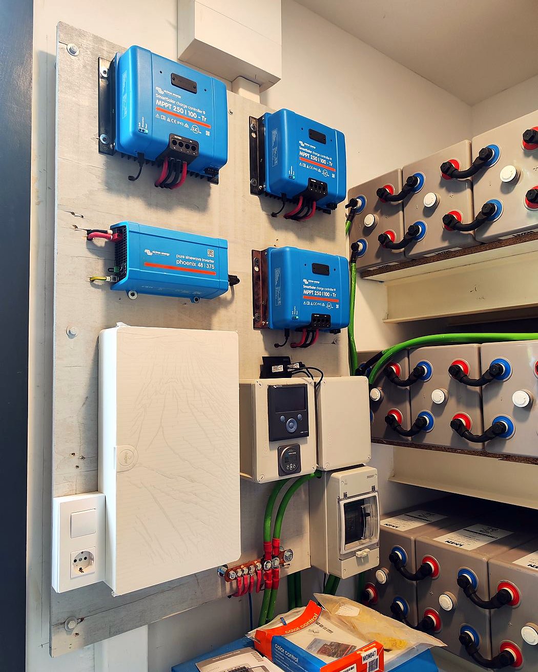 Reguladores solares Victron en un panel y el banco de baterías al lado, en una instalación de JSL en Mallorca