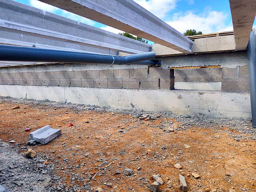 Colector de PVC colgado bajo el forjado de una casa en obra, montado por JSL en Mallorca