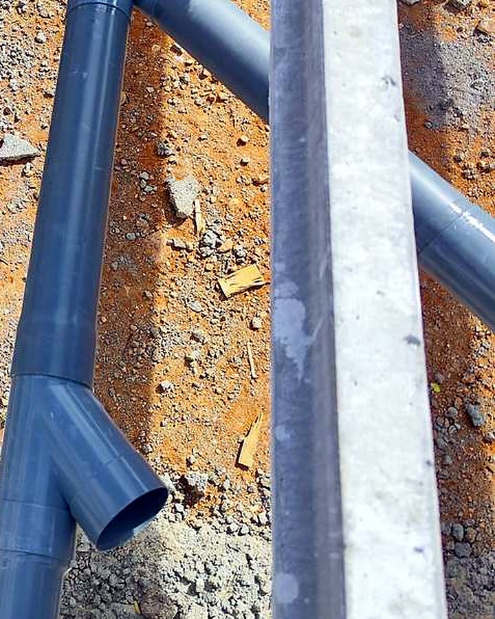 Ramal de PVC en Y de la canalización que lleva las aguas de la casa a la depuradora, bajo el forjado sanitario, montado por JSL en Mallorca