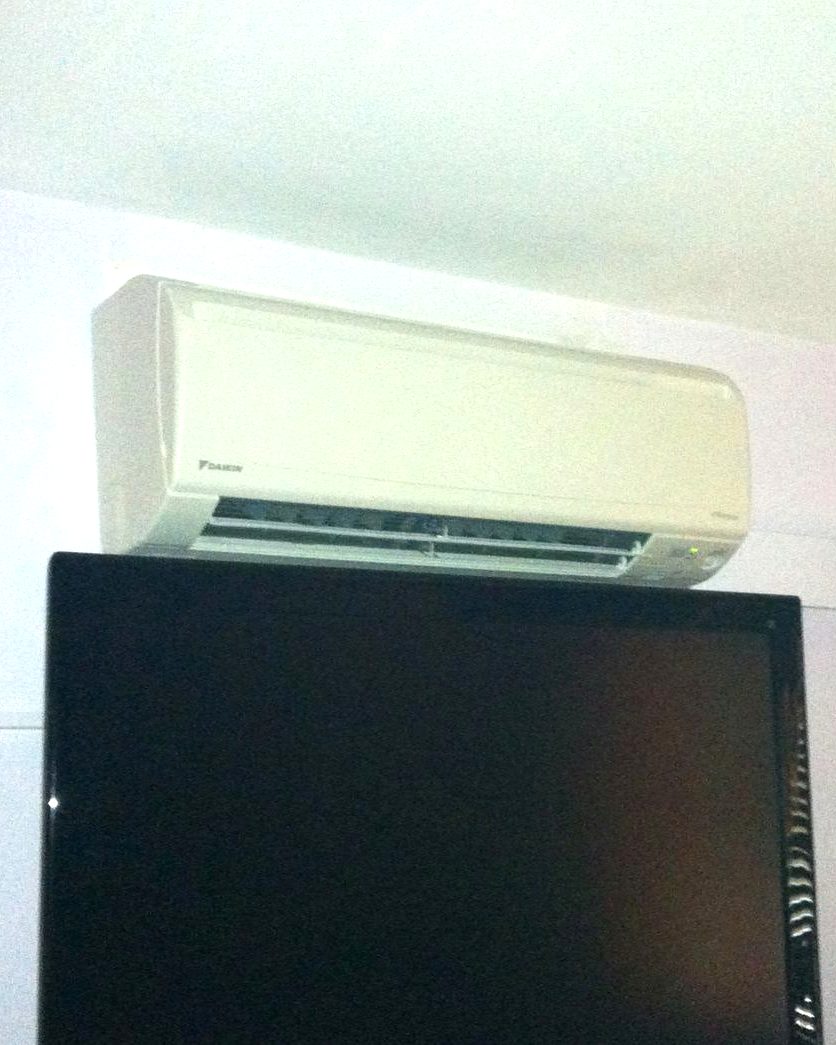 Split de pared Daikin instalado en lo alto de un dormitorio en Mallorca, montaje de JSL