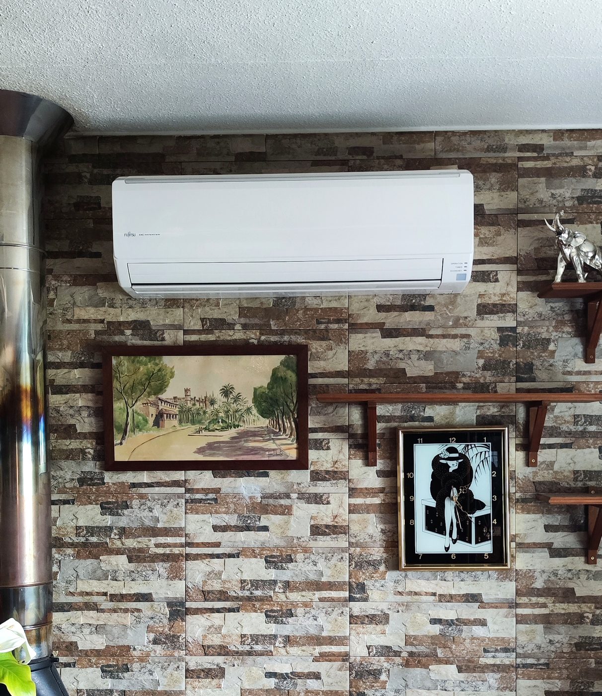 Split de aire acondicionado Fujitsu instalado sobre pared de piedra en una vivienda de Mallorca por JSL