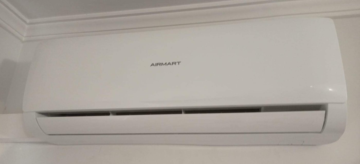 Split de pared bajo la moldura del techo en una vivienda, montado por JSL en Mallorca
