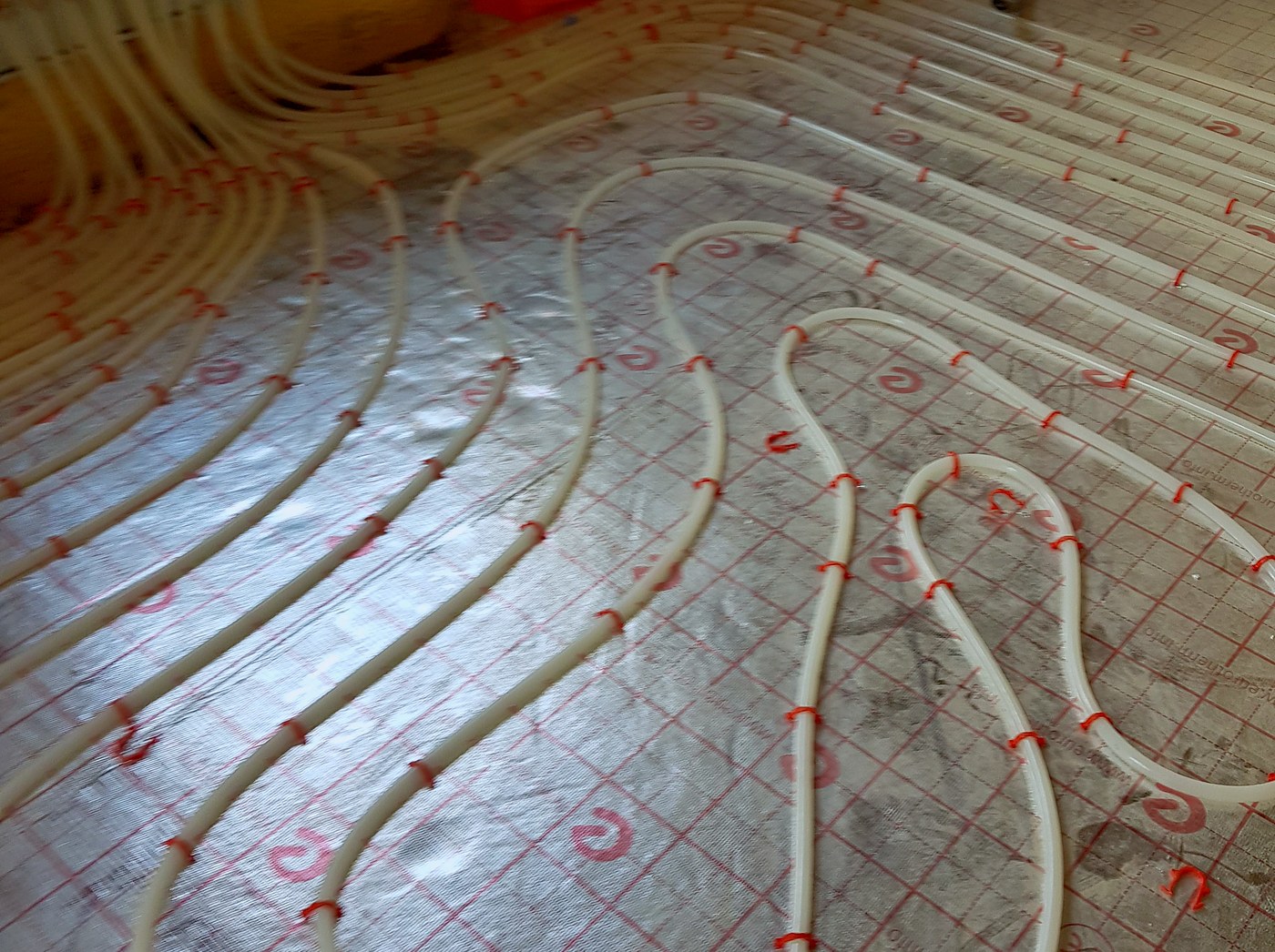 Detail der Fußbodenheizungskreise auf der Dämmung, in einem Haus auf Mallorca mit unserer Installation