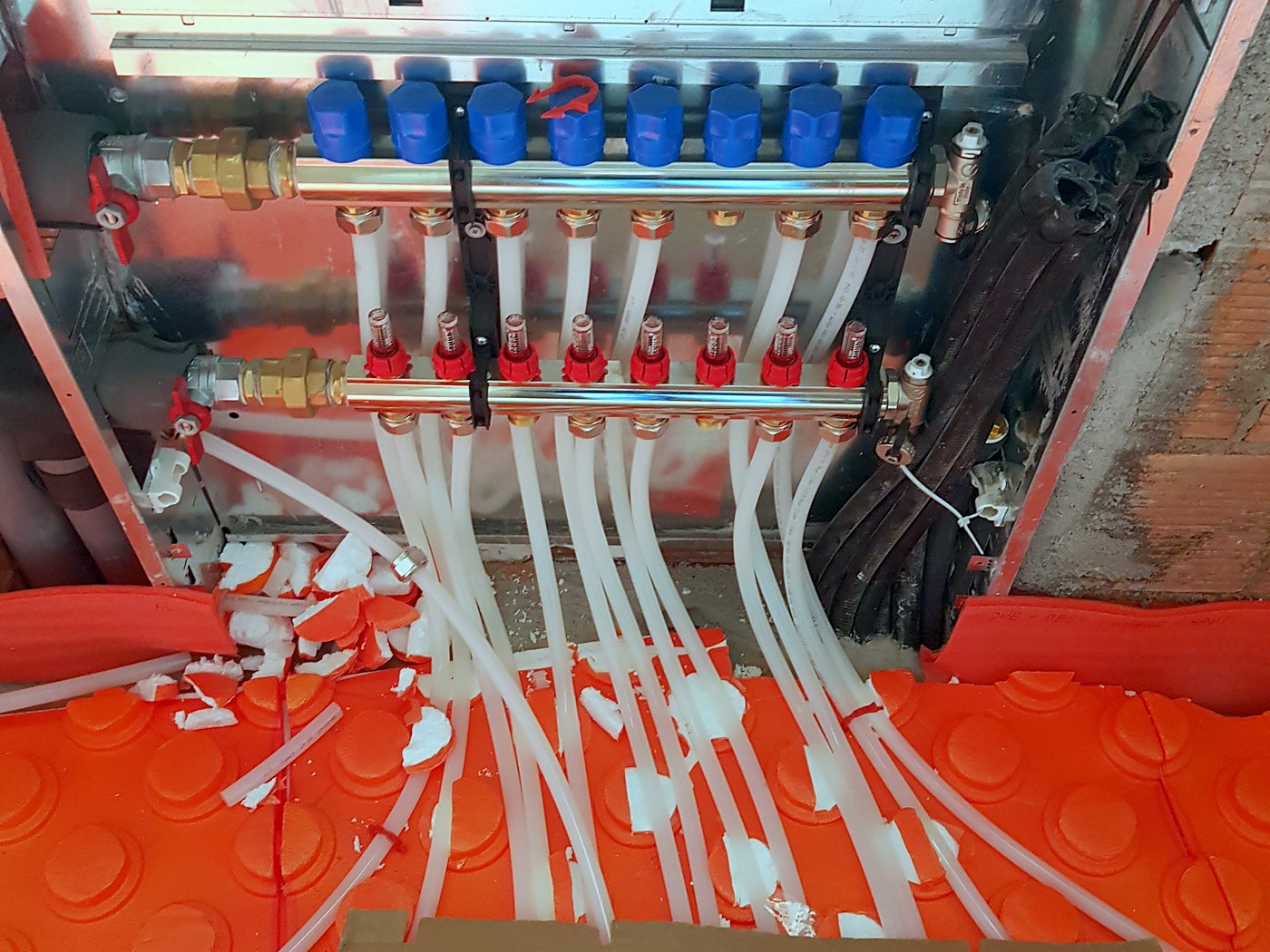 Colector de suelo radiante con todos sus circuitos conectados, en una obra nuestra en Mallorca