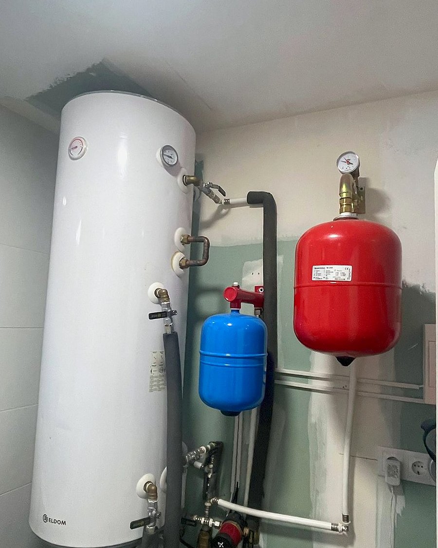 Acumulador de agua caliente sanitaria con dos vasos de expansión en el cuarto técnico de una vivienda en Mallorca