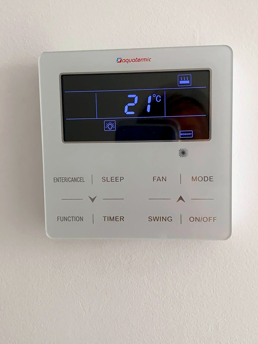 Control de pared del sistema marcando 21 °C, en una vivienda de Mallorca con instalación nuestra