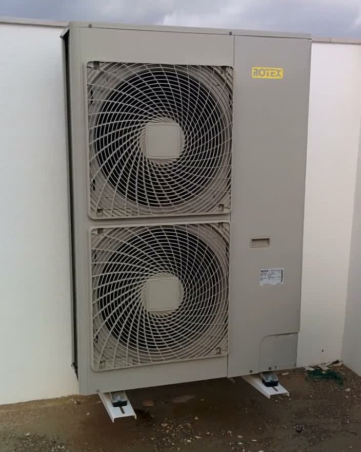 Unidad exterior de una bomba de calor instalada en una vivienda de Mallorca