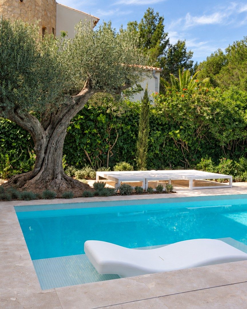 Piscina entre olivos centenarios de una villa en Mallorca en la que JSL hizo las instalaciones