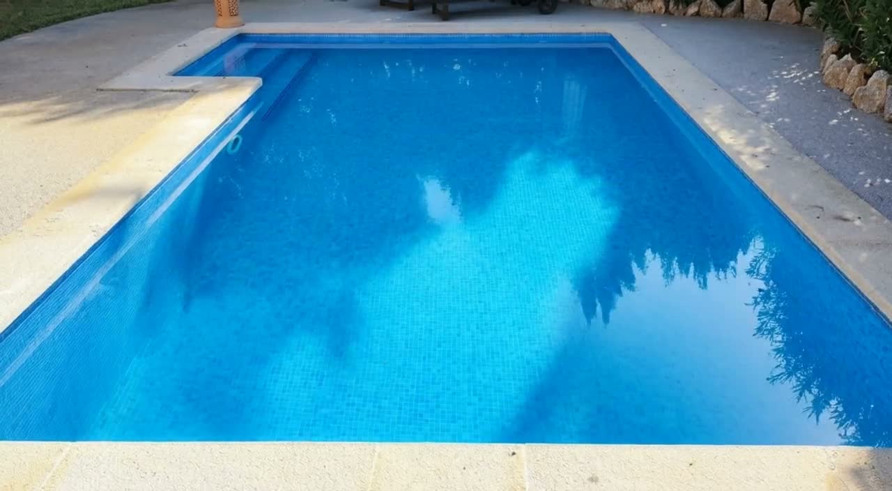 Vista aérea de una piscina con el agua transparente en una vivienda de Mallorca