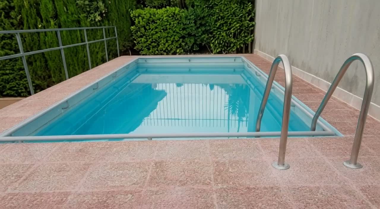 Bomba de circulación y valvulería del circuito de filtración de la piscina