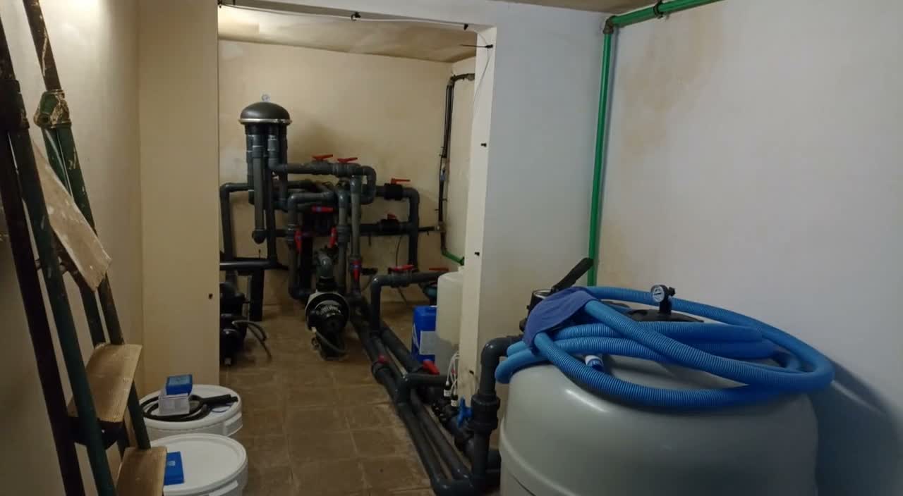 Limpiafondos automático trabajando en el vaso de la piscina